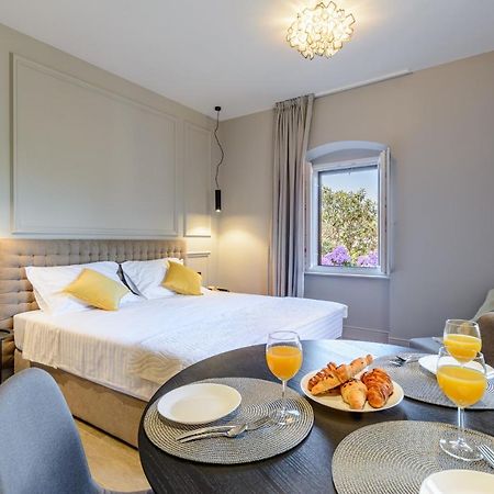 Dora Rooms And Studios Sutivan Bagian luar foto